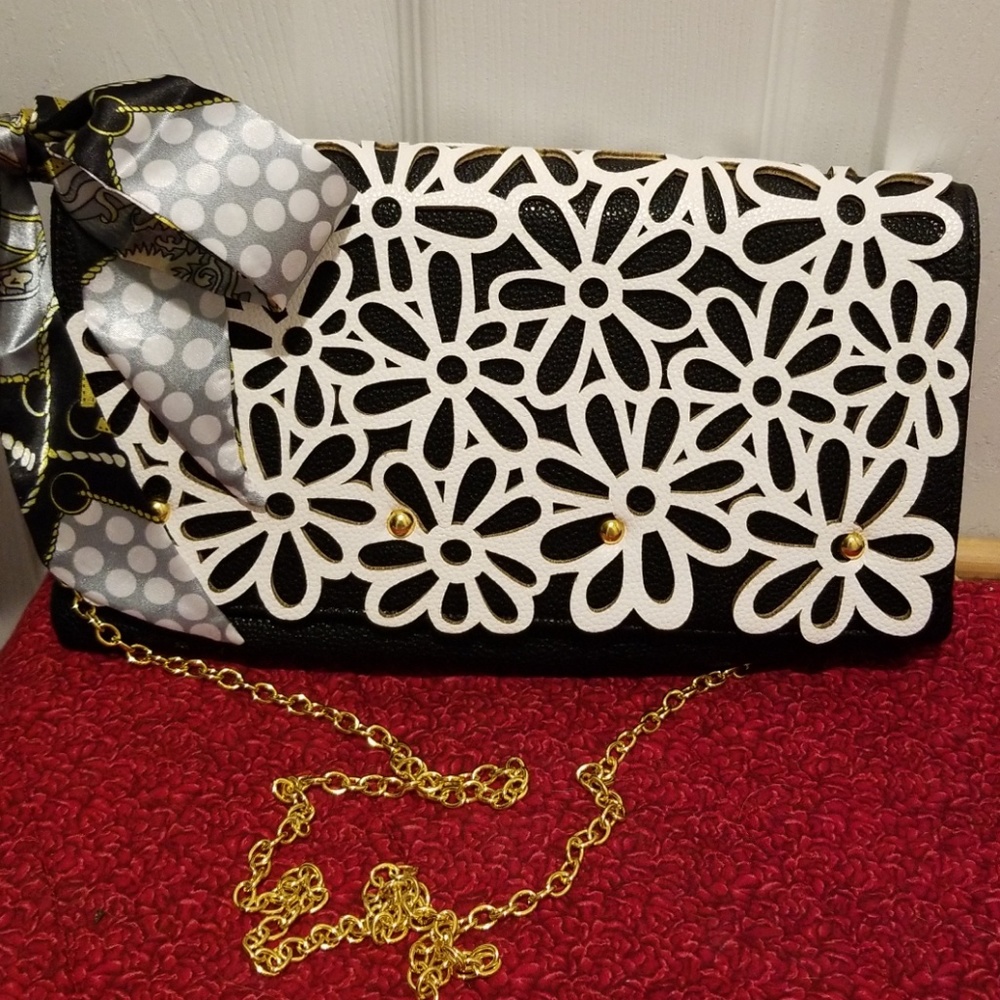 MoDA of NY LaserCut Daiseys 2 In 1 Clutch Or Shoulder Bag - Picture 3 of 9
